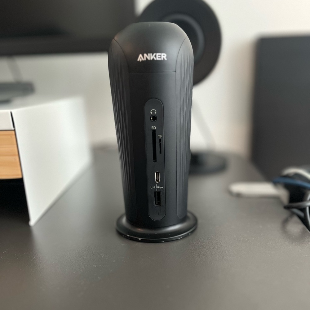 Anker Black Vertical Hub with Multiple Ports